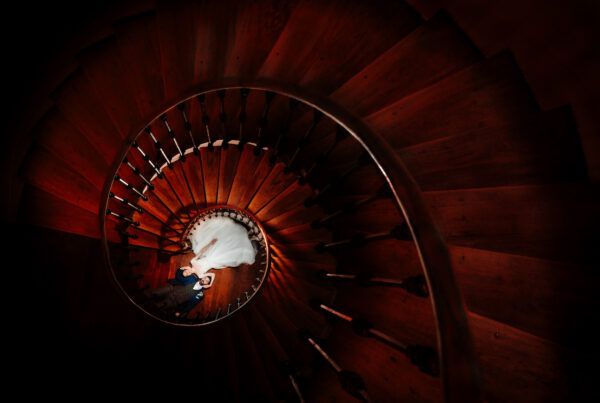 Mariés dans les escaliers, pris en photo de façon créative par une photographe de mariage à Toulouse