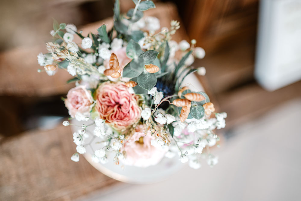 décoration florale sur les tables de mariage