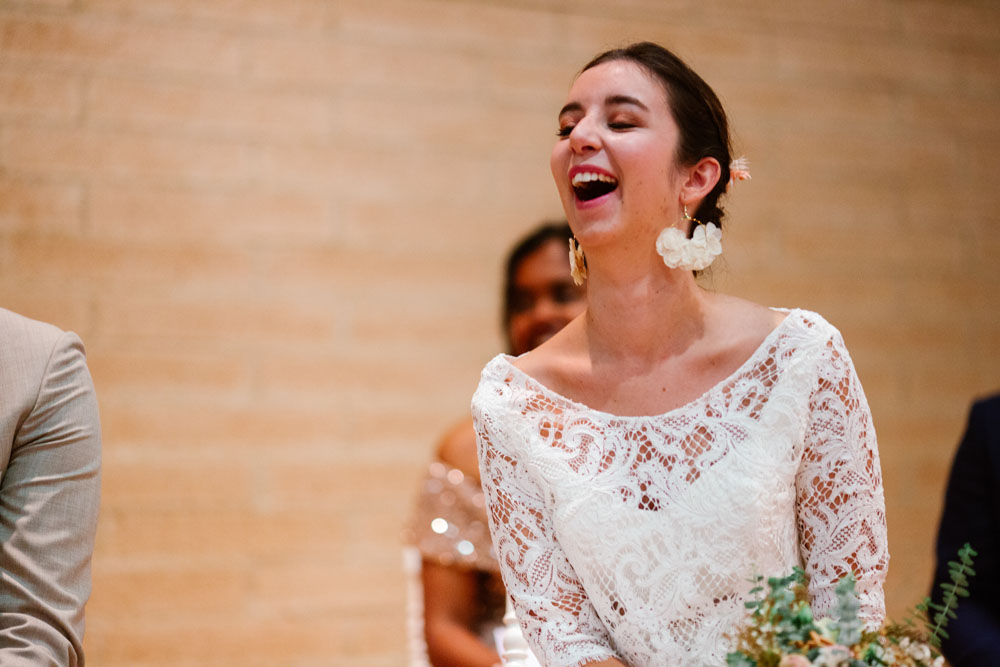 La mariée qui éclate de rire pendant la cérémonie laïque