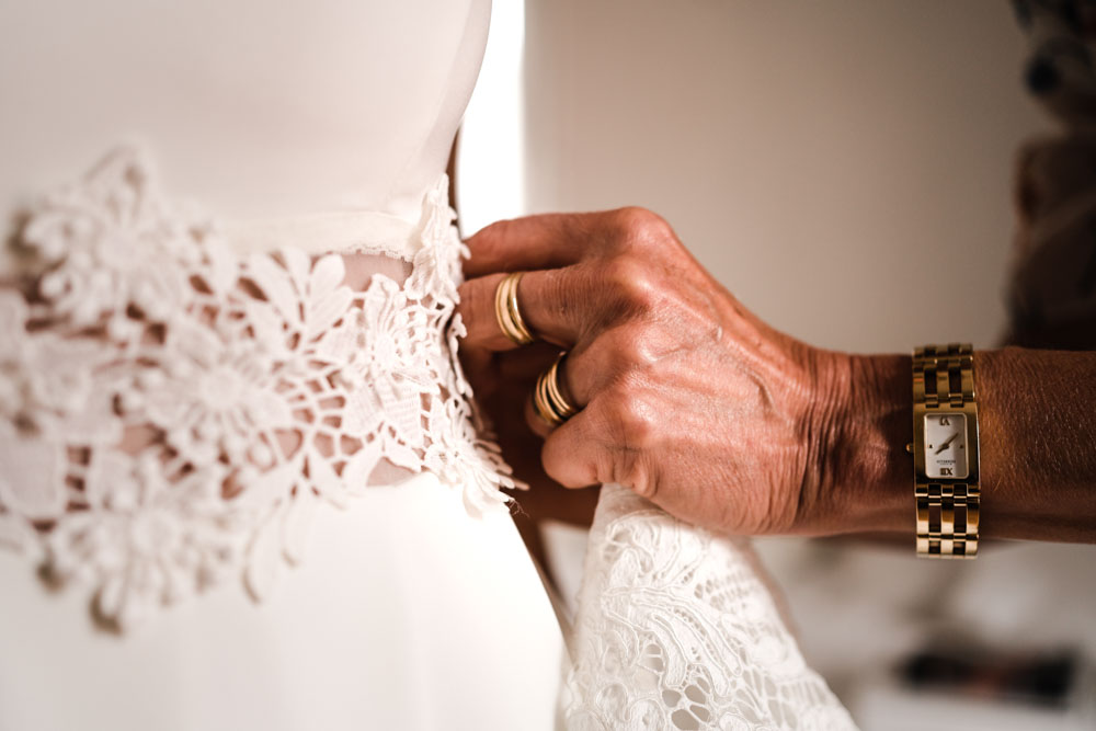 Fermeture de la robe de mariage en Ariège