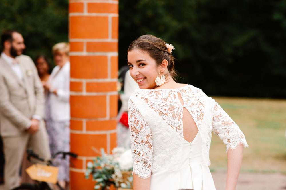 Sourire de la mariée avant la cérémonie